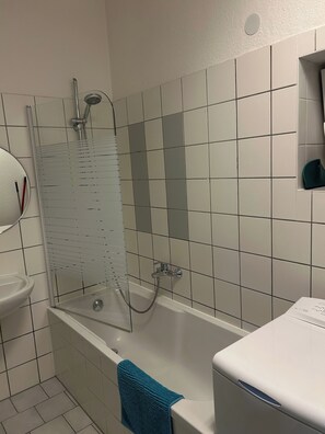 Haartrockner, Handtücher, Seife, Toilettenpapier