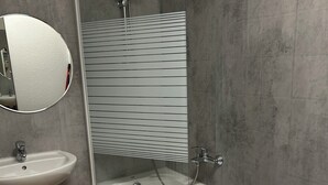 Hårføner, håndklær, såpe og toalettpapir