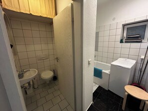 Sèche-cheveux, serviettes fournies, savon, papier toilette