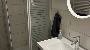 Haartrockner, Handtücher, Seife, Toilettenpapier