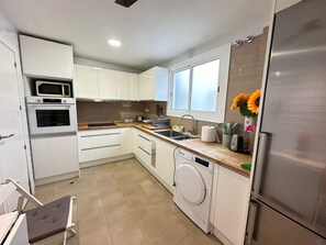 Full-sized fridge, microwave, stovetop, cookware/dishes/utensils - Rooms Borrell (Barcelona)