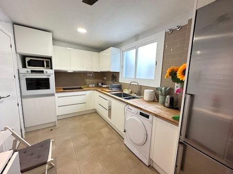 Refrigerador con freezer, microondas, placa de cocina