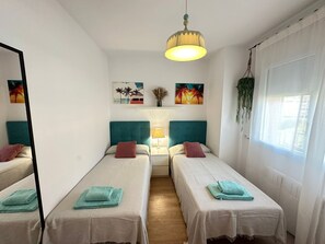 Twin Room | Iron/ironing board, free WiFi, bed sheets - Rooms Borrell (Barcelona)