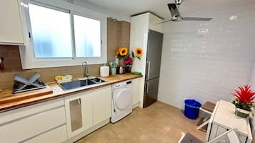 Full-size fridge, microwave, stovetop, cookware/dishes/utensils
