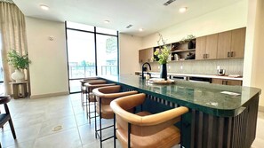 Mikrowelle, Ofen, Geschirrspüler, Wasserkocher mit Kaffee-/Teezubehör