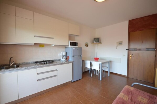 Fridge, microwave, stovetop, coffee/tea maker