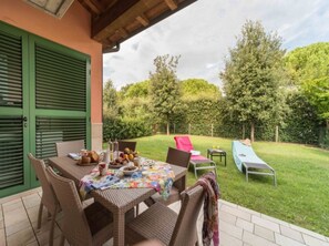 Outdoor dining - Contemporary villa in Lignano (Ente di decentramento regionale di Udine)
