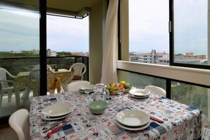 Unclassified image, 3 of 25, button