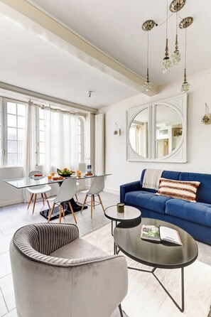 Apartment, Nichtraucher, Küche | Wohnbereich | 40-Zoll-Smart-TV mit Satellitenempfang