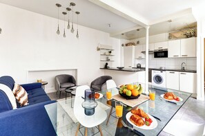 Apartment, Nichtraucher, Küche | Wohnbereich | 40-Zoll-Smart-TV mit Satellitenempfang