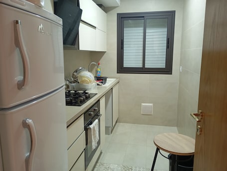 Refrigerador, horno, placa de cocina, utensilios de cocina
