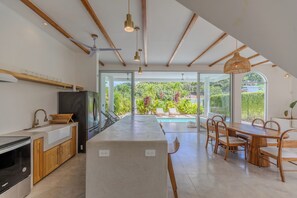 冷蔵庫、電子レンジ、オーブン、コンロ