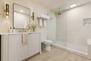 Douche, sèche-cheveux, serviettes fournies