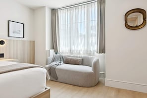 Tabla de planchar con plancha, cuna de viaje, wifi y ropa de cama