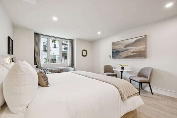 Iron/ironing board, travel crib, WiFi, bed sheets - Casa Riviera 13 - Boutique Suites (Santa Barbara)