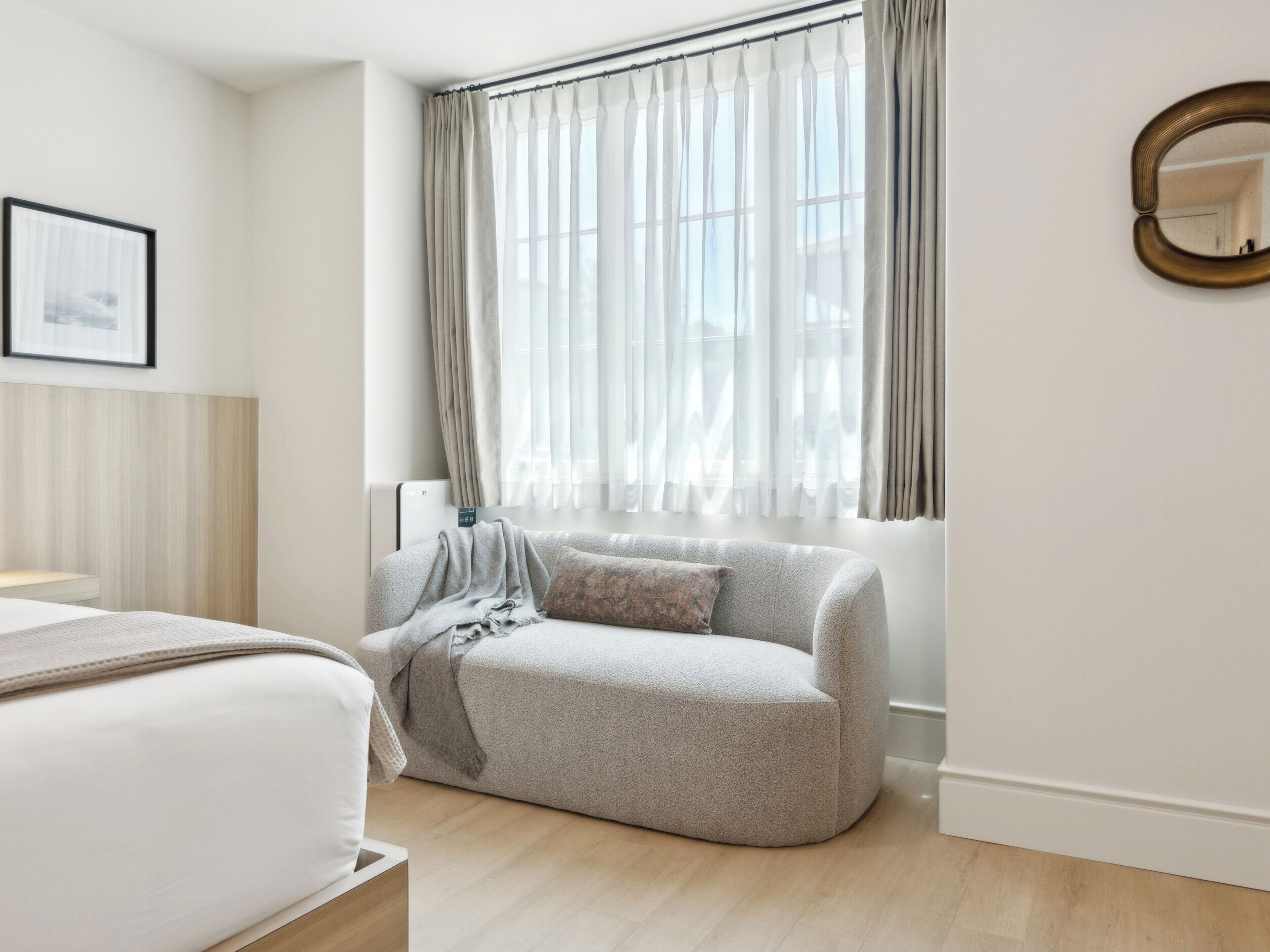 Tabla de planchar con plancha, cuna de viaje, wifi y ropa de cama 