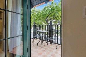 Outdoor dining - Casa Riviera 14 - Boutique Suites (Santa Barbara)