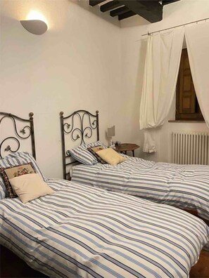 2 bedrooms, iron/ironing board, free WiFi, bed sheets - La Casa di Carlotta is located in an unspoiled corner of the Tuscan countryside. (Roccalbegna, Toscana, Italia)