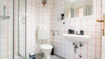 Haartrockner, Handtücher, Seife, Toilettenpapier