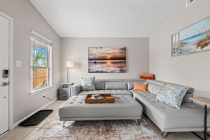 Smart-tv, boeken en een kantoor