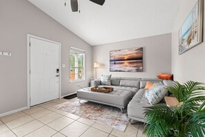 Smart-tv, boeken en een kantoor