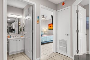3 sovrum, skrivbord, strykjärn/strykbräda och resesäng