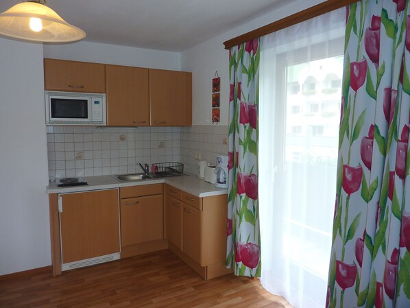 Fridge, microwave, stovetop, coffee/tea maker