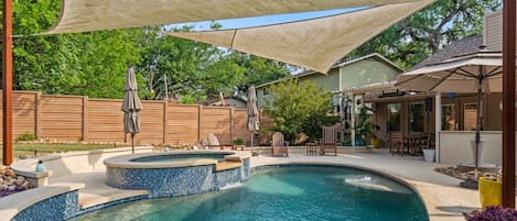 Alberca al aire libre y alberca climatizada