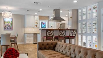 Een smart-tv, een kantoor en een printer