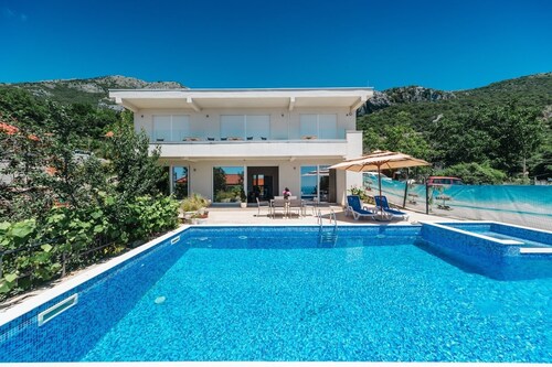 Charming 3-bedroom house and a swimming pool whit jacuzzi