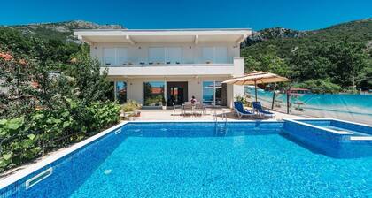 Charming 3-bedroom house and a swimming pool whit jacuzzi