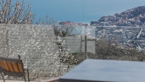 Una terraza con vista al mar y al paisaje urbano.