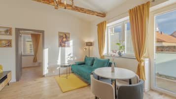 Apartamento Deluxe, balcón, vistas al jardín | Zona de estar | Una televisión de pantalla plana, suelo radiante