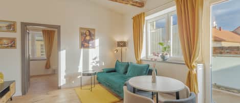 Deluxe Apartment, Balcony, Garden View | Living area