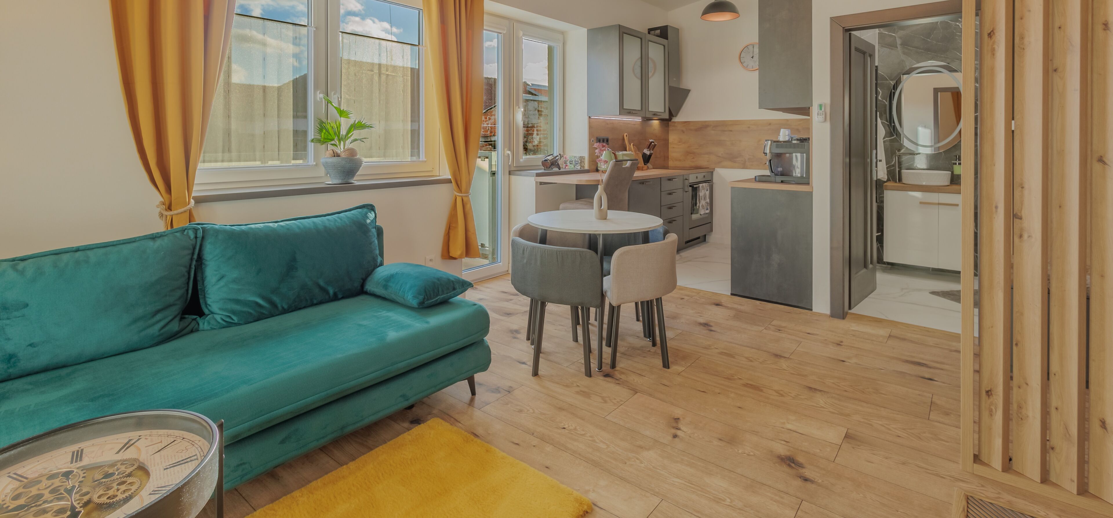 디럭스 아파트, 발코니, 정원 전망 | 다이닝룸