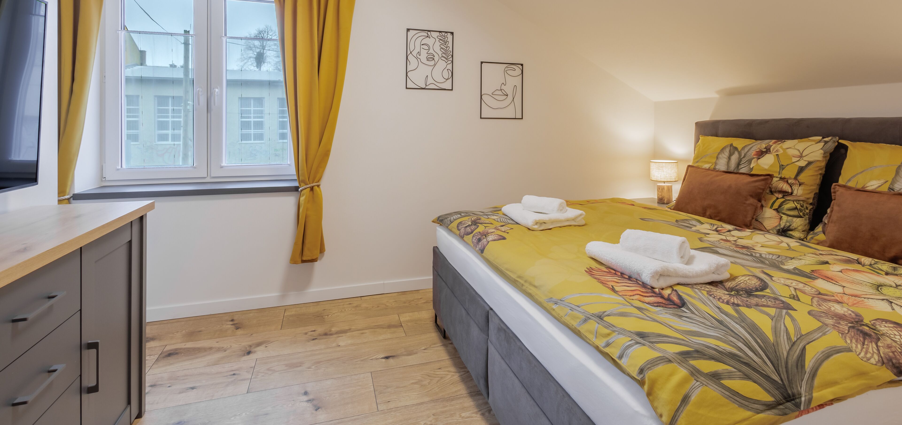 디럭스 아파트, 발코니, 정원 전망 | 이집트산 면 시트, 고급 침구, 메모리폼 침대, 객실 내 금고