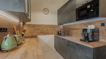 Deluxe Apartment, Balcony, Garden View | Private kitchen