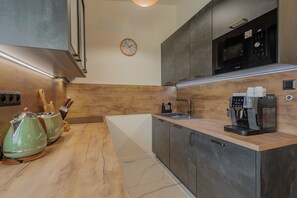 Deluxe Apartment, Balcony, Garden View | Private kitchen | Electric kettle, toaster - Residence S7 - Luxury Living Apartment (Presov)