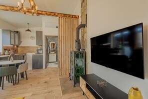 Lägenhet Deluxe - balkong - utsikt mot trädgården | Vardagsrum | Platt-tv och golvvärme
