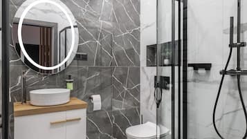 Deluxe Apartment, Balcony, Garden View | Bathroom | Soap, shampoo, toilet paper
