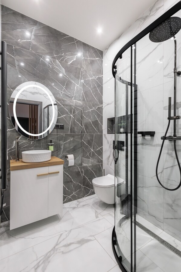 Departamento Deluxe, balcón, vista al jardín | Baño | Jabón, shampoo, papel de baño 