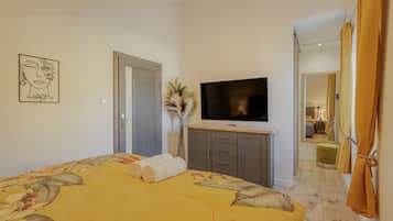 Appartamento Deluxe, balcone, vista giardino | Biancheria in cotone egiziano, biancheria da letto di alta qualità