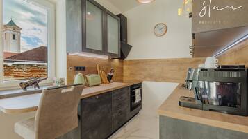 Deluxe Apartment, Balcony, Garden View | Private kitchen | Electric kettle, toaster