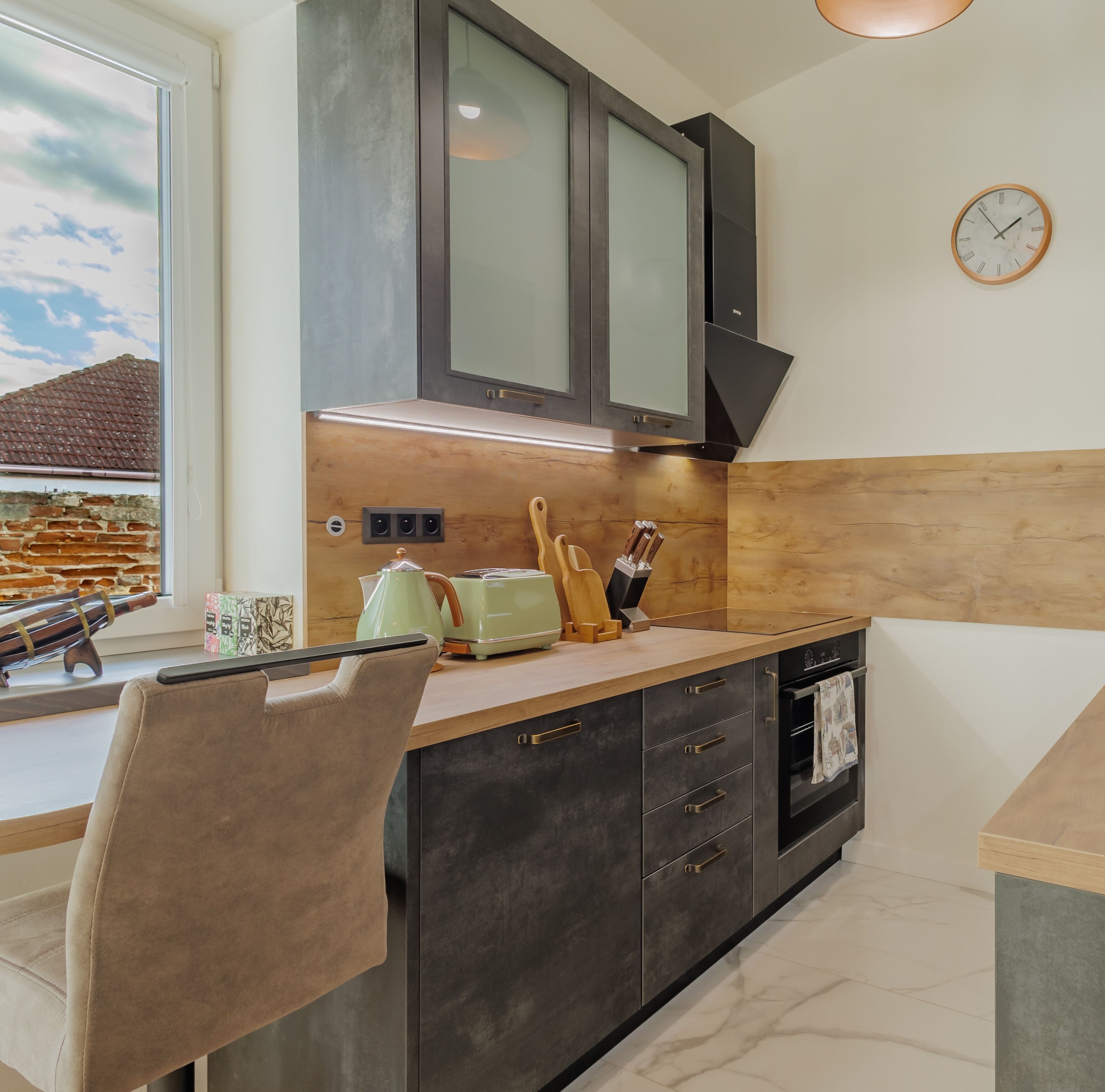 Deluxe Apartment, Balcony, Garden View | Private kitchen | Electric kettle, toaster