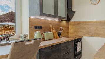 Deluxe Apartment, Balcony, Garden View | Private kitchen | Electric kettle, toaster