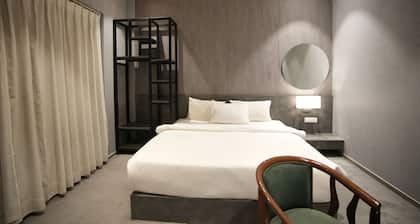 Starlight Oasis Resort Spacious 7-bedroom with WiFi, AC in brilliant Nashik