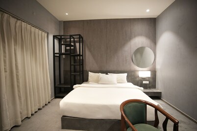 Starlight Oasis Resort Spacious 7-bedroom with WiFi, AC in brilliant Nashik