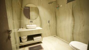 Een douche, een haardroger, een bidet, handdoeken