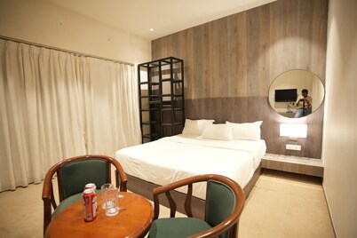 Starlight Oasis Resort Spacious 7-bedroom with WiFi, AC in brilliant Nashik