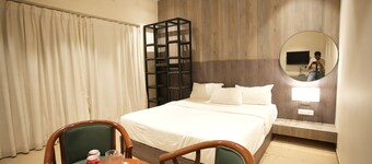 Starlight Oasis Resort Spacious 7-bedroom with WiFi, AC in brilliant Nashik